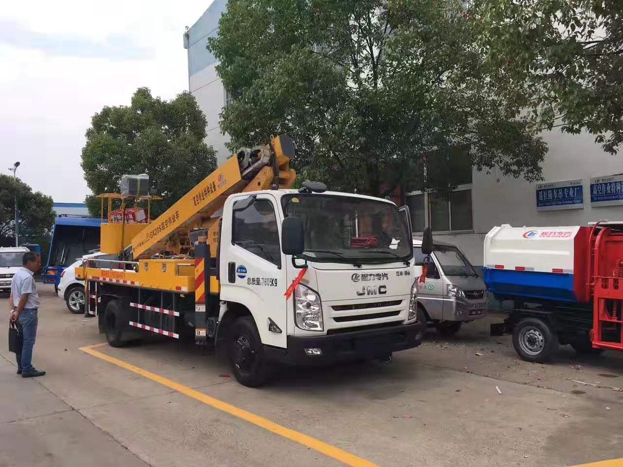 湖北bg大游江铃20米高空作业车侧面图